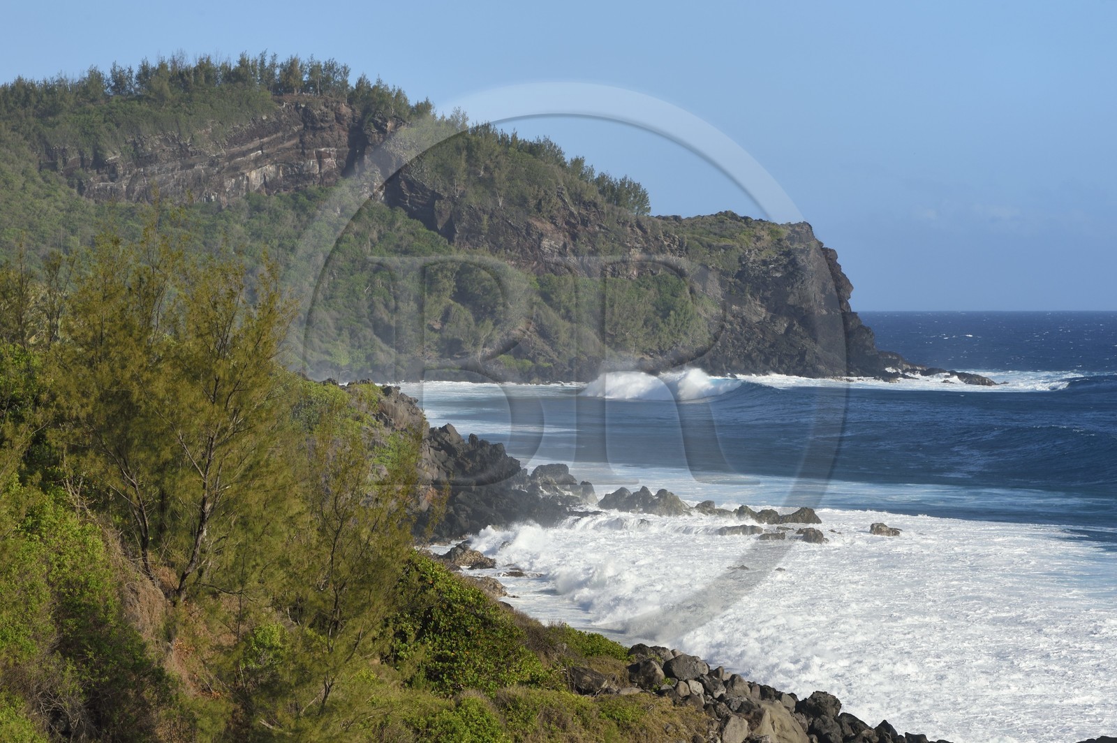 France, Ile de la Reunion, Petite-Ile sur la côte sud, plage et rochers vers Grand Anse
