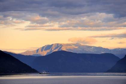 Norway, Sogn Og Fjordane County, Balestrand, ferry in Sognefjorden and Bleia Mountain (1718m) in the background