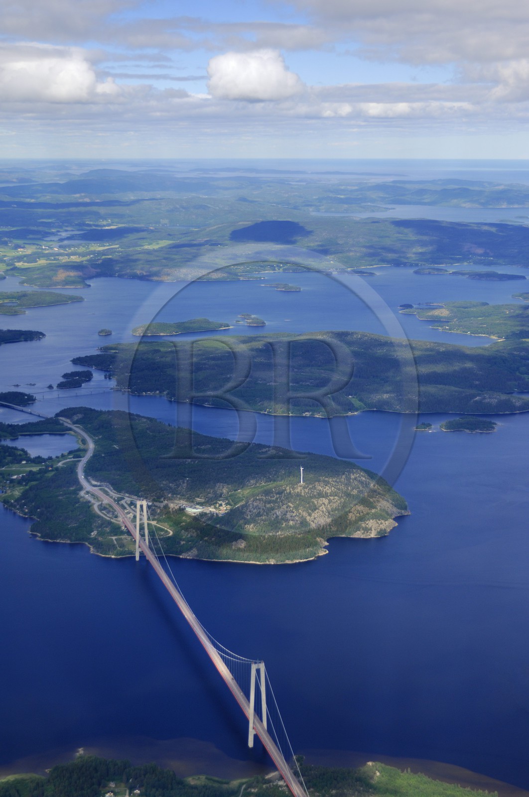 Suède, Västernorrlands, pont suspendu de la Haute Côte (Höga Kusten Bridge) sur la route européenne 4 au nord de Härnösand (vue aérienne)