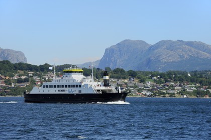 Norvège, Rogaland, région de Stavanger, ferry en approche du village de Tau