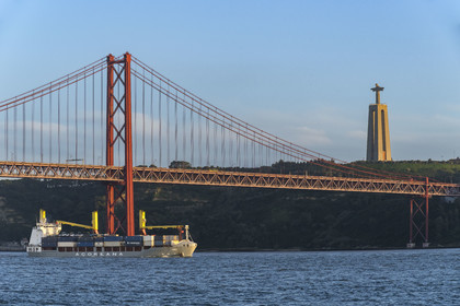 Portugal, Lisbonne, le pont du 25 de Abril sur le Tage et le  le Cristo Rei (Christ Roi)