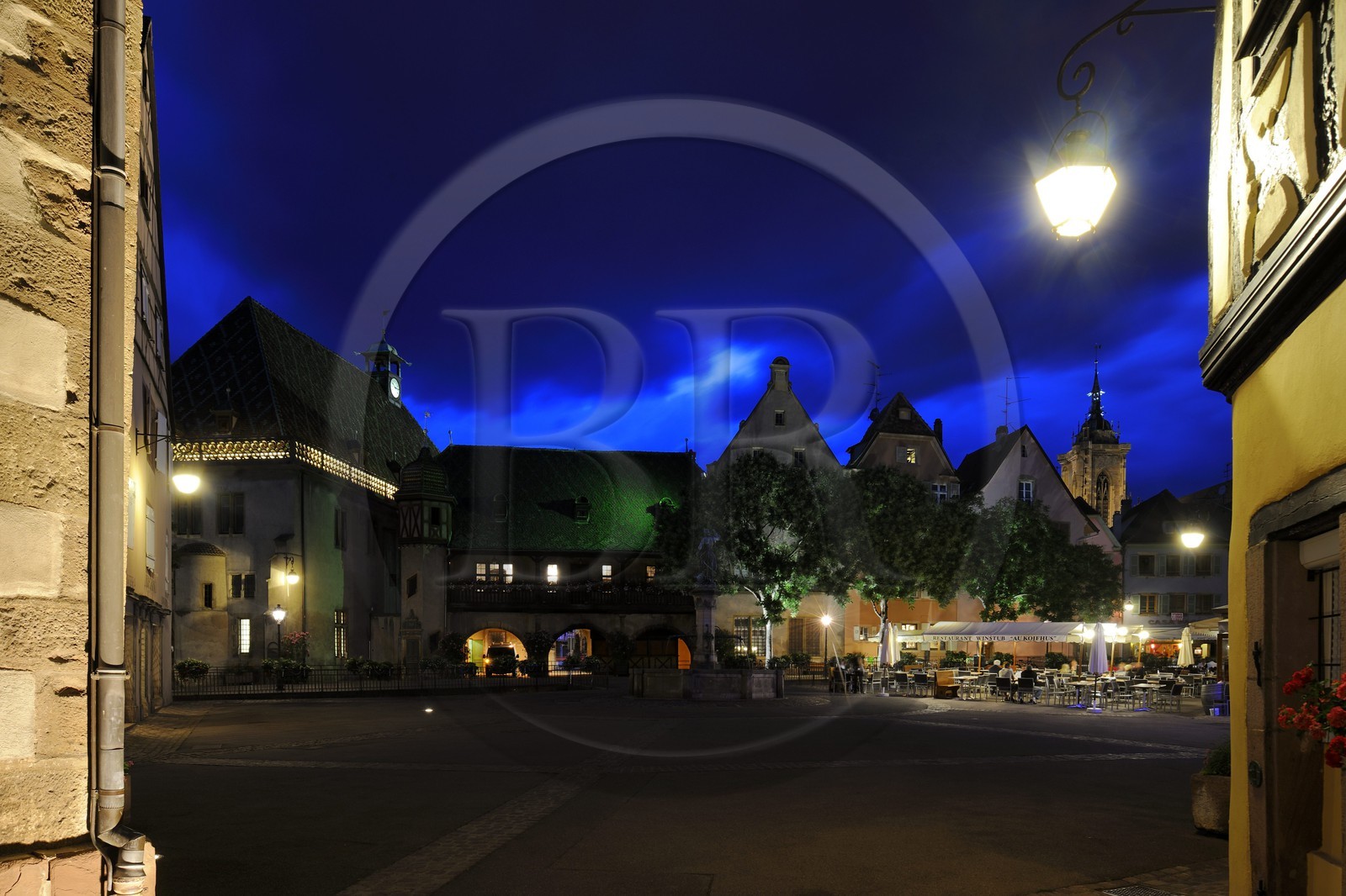 France, Haut-Rhin (68), Colmar, la place de l'Ancienne Douane, la Fontaine Schwendi oeuvre de Bartholdi et l'Ancienne Douane (Koifhus)