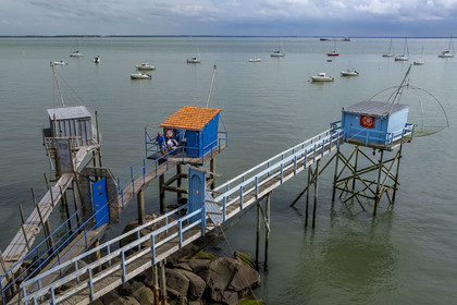 France, Loire-Atlantique (44), Estuaire de la Loire, Saint-Nazaire, plage de Trébézy, pêcheries de Gavy, le pêcheur Roland Dupont dans sa cabane de pêche traditionnelle au carrelet (vue aérienne)