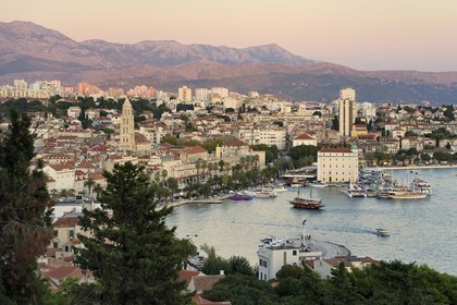 Croatie, Dalmatie, cote dalmate, Split, la vieille ville romaine classée Patrimoine Mondial de l'UNESCO et le port