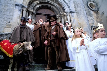France, Bouches-du-Rhône (13), Les Baux-de-Provence, labellisé Les Plus Beaux Villages de France, fêtes de Noël, sortie de la messe de Noël