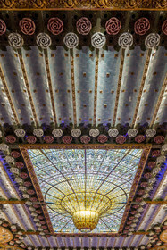 Espagne, Catalogne, Barcelone, Palau de la Musica Catalana (palais de la musique catalane), salle de concert dessinée par l'architecte du modernisme catalan Lluis Domènech i Montaner, site classé au Patrimoine Mondial de l'UNESCO, grande verrière, coupole de vitraux oeuvre de Antoni Rigalt i Blanch