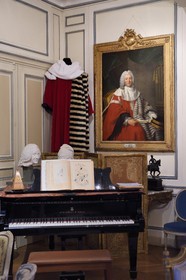 France, Seine-Maritime (76), Pays de Caux, Tourville-sur-Arques, château de Miromesnil, lieu de naissance de l'écrivain Guy de Maupassant, portrait peint de Armand Thomas Hue de Miromesnil qui donne son nom à une station du Metro parisien