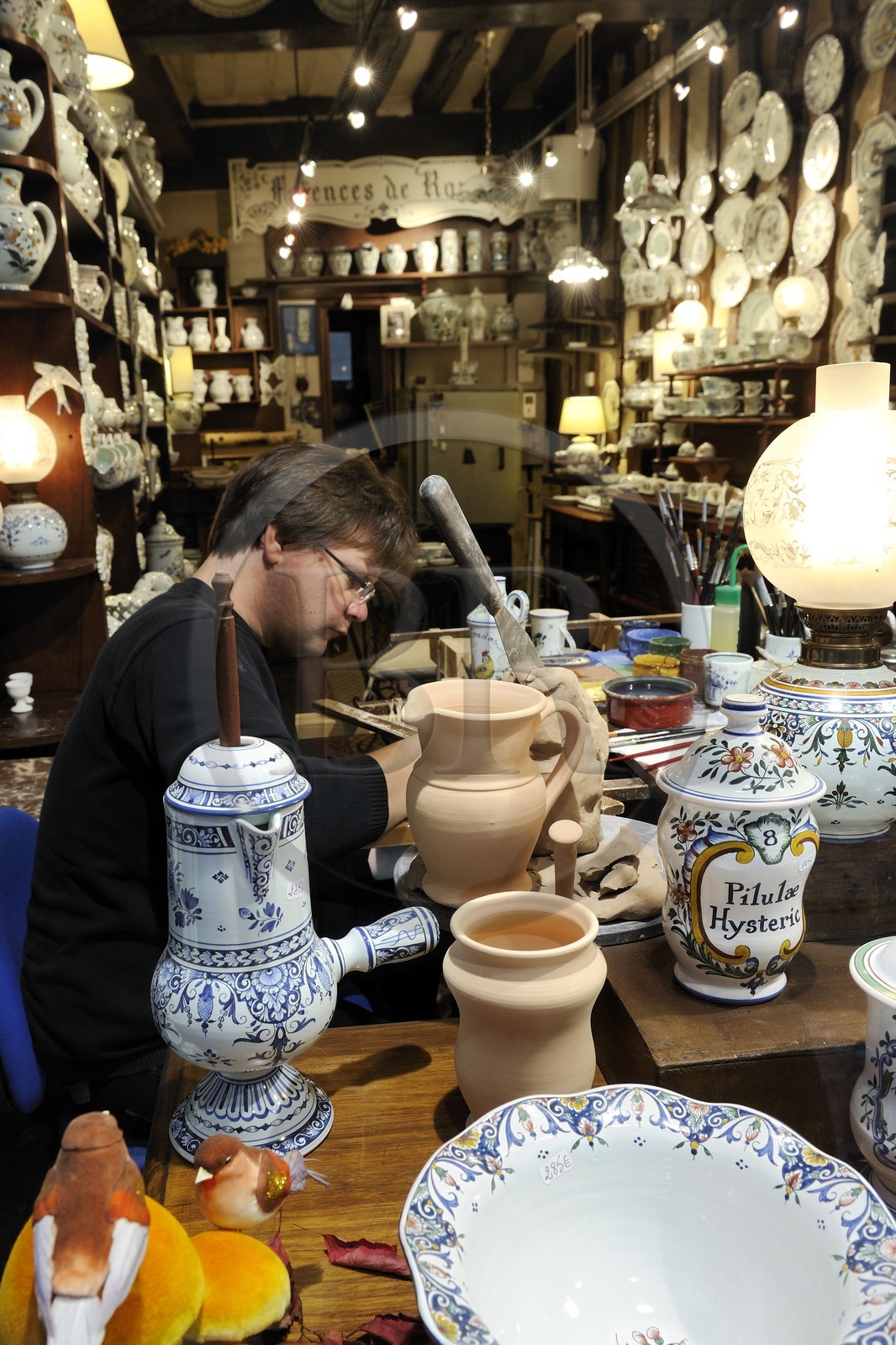 France, Seine-Maritime (76), Rouen, le fabriquant Les Faïences Saint Romain dans la rue Saint-Romain, Christophe peint les faiences à la main