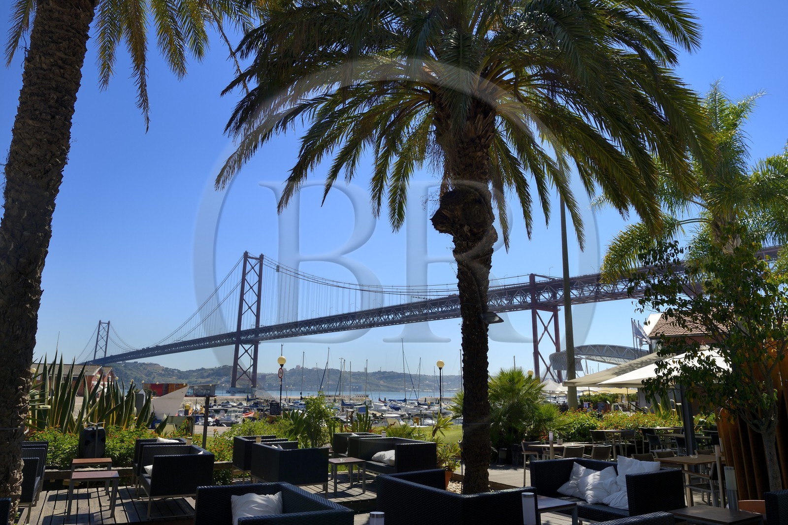 Portugal, Lisbonne, le pont du 25 de Abril sur le Tage depuis Doca de Santo Amaro, restaurant Doca de Santo