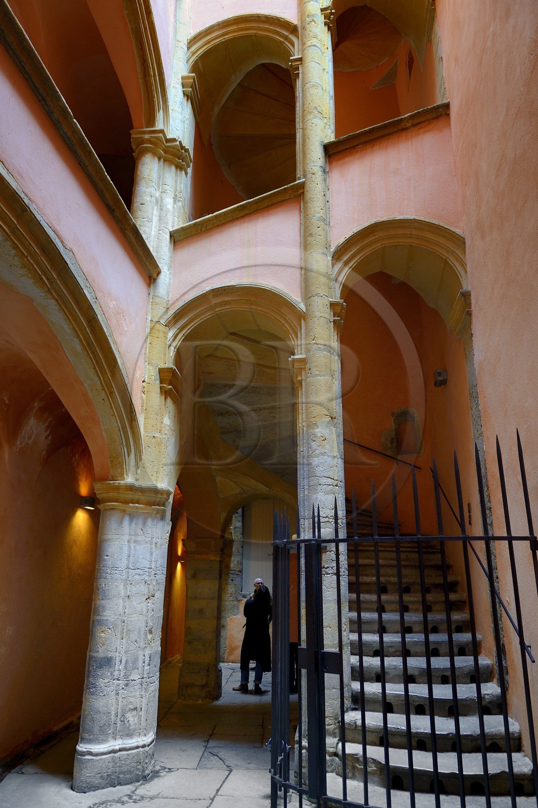 France, Rhône (69), Lyon, site historique classé Patrimoine Mondial de l'UNESCO, Vieux Lyon, traboule reliant le 6 rue des Trois Maries au 27 rue Saint Jean