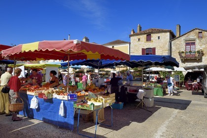 France, Dordogne (24), Périgord Pourpre, Monpazier, labellisé Les Plus Beaux Villages de France, jour de marché sur la place des Cornières au coeur du village