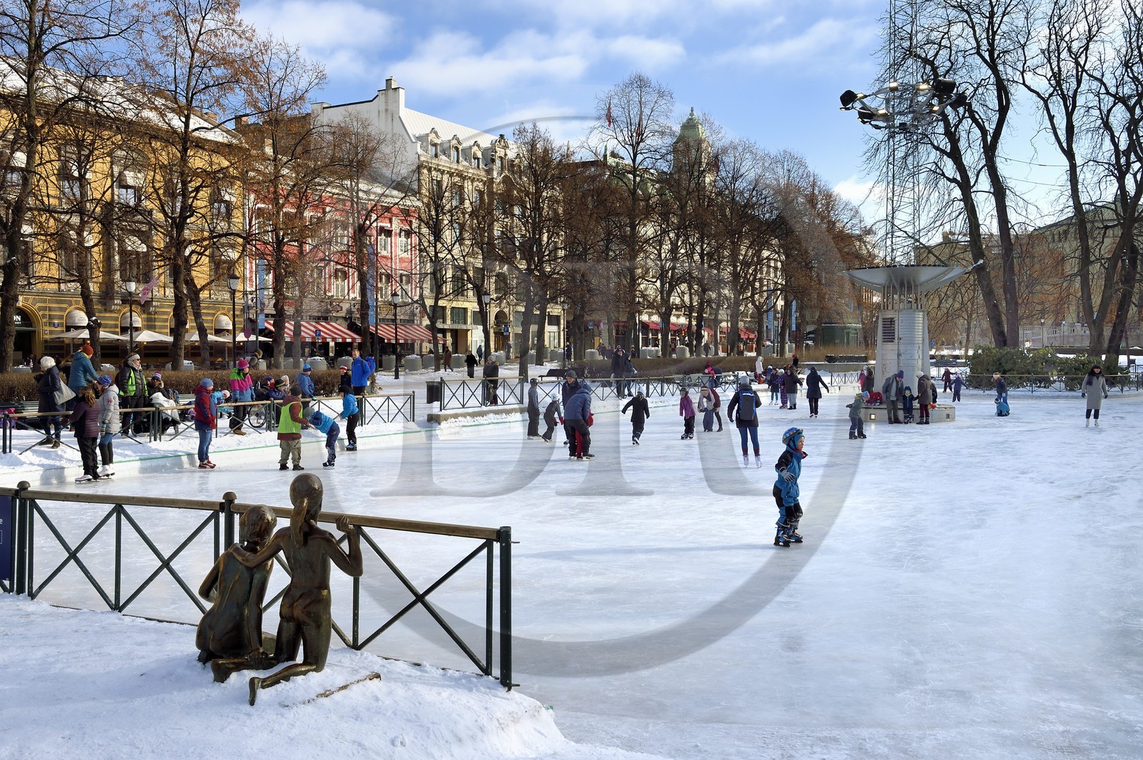 Norvège, Oslo, Eidsvoll Square le long de la rue Karl Johan, patinoire de Spikersuppa, patinage en famille