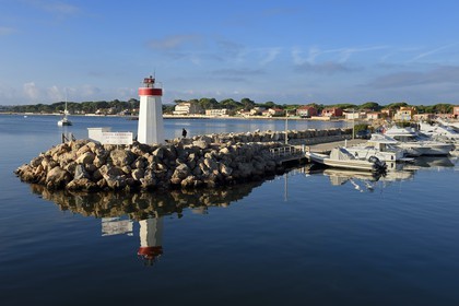 France, Var (83), Hyères, la sortie du port