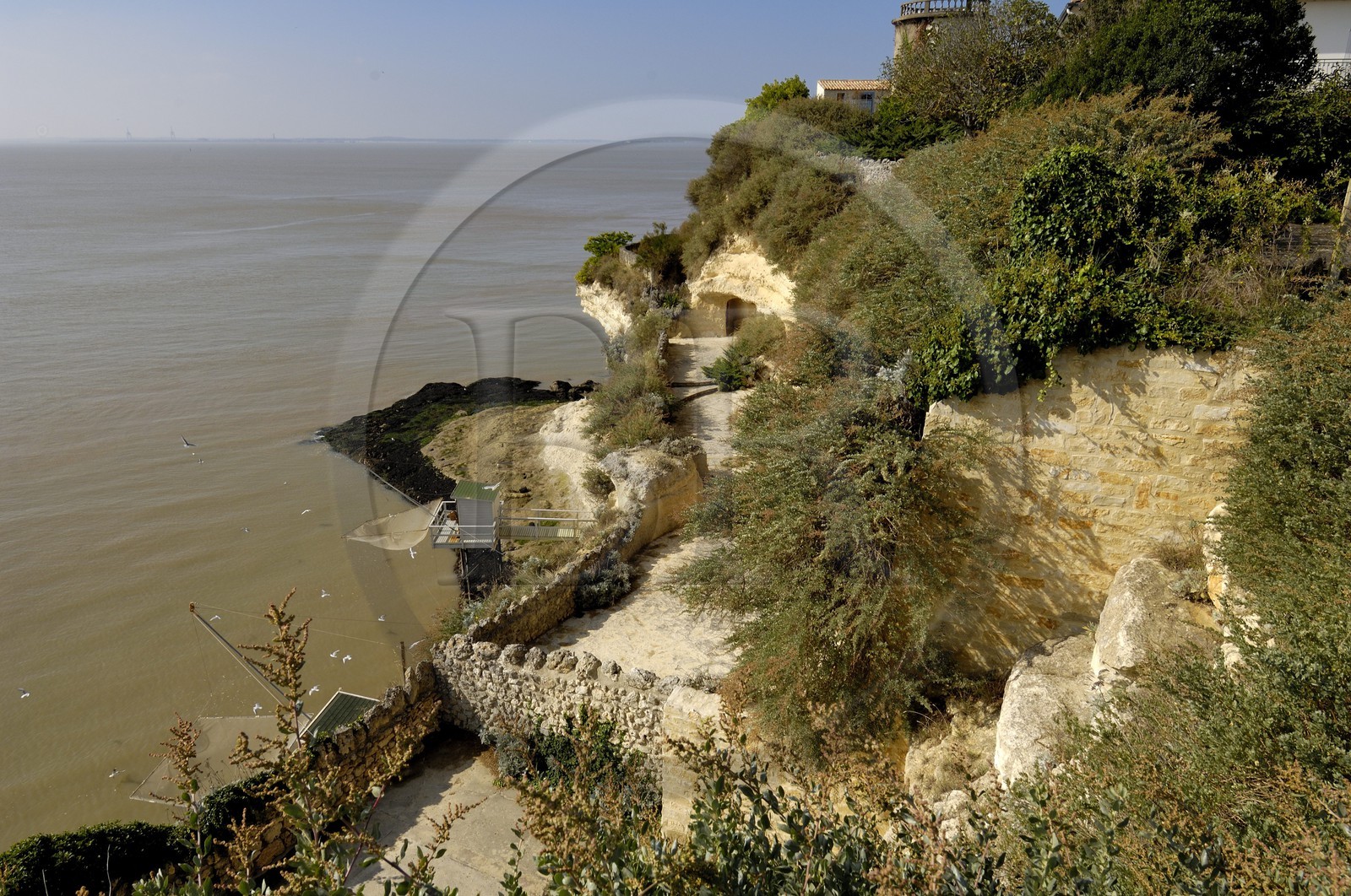 France, Charente-Maritime (17), Meschers-sur-Gironde, carrelets des grottes du Regulus