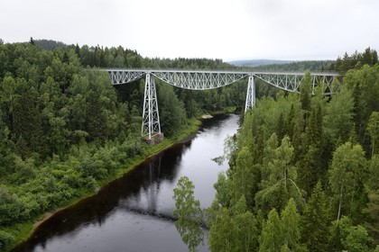 Suède, Comté de Vasterbotten, région d'Umea, la ligne ferroviaire principale du Nord (Norra stambanan), le pont de Tallberg construit en 1881 sur la rivière Öreälven