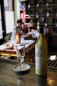 France, Val-d'Oise (95), Auvers-sur-Oise, auberge Ravoux où Van Gogh logea avant sa mort, la salle de restaurant du rez-de-chaussée, un service à absinthe comprenant la bouteille, une cuillère percée pour le sucre et un verre