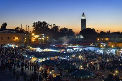Maroc, Haut-Atlas, Marrakech, ville impériale, Médina classée Patrimoine Mondial de l'UNESCO, place place Jemaa el-Fna et le minaret de la mosquée la Koutoubia en arrière plan