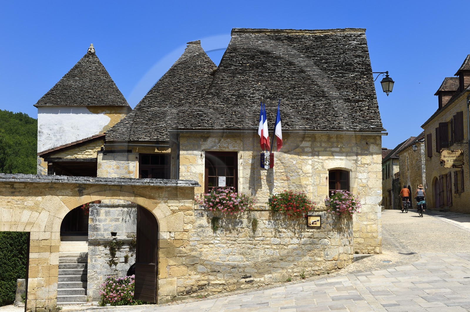 France, Dordogne (24), Périgord Noir, Saint-Amand-de-Coly, labellisé Les Plus Beaux Villages de France, la mairie et le restaurant de l'Abbaye