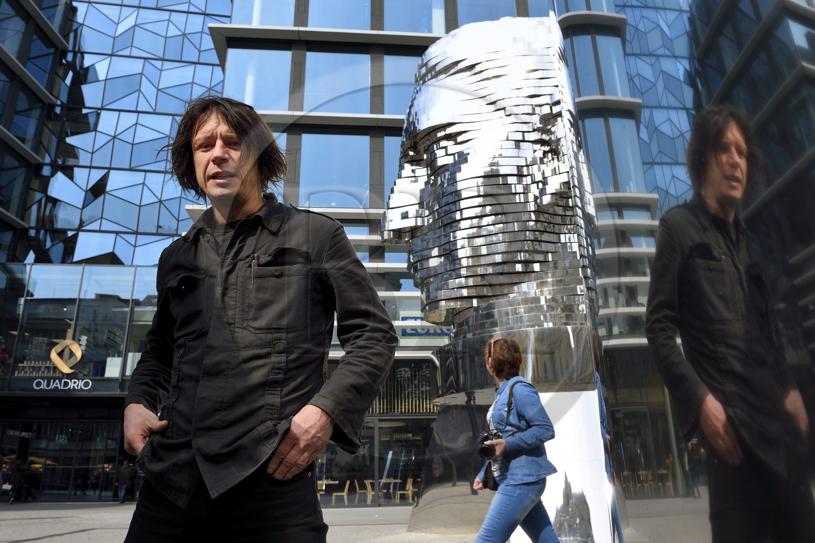 République Tchèque, Prague, Nove Mesto, l'artiste David Cerny et son oeuvre la tête de Franz Kafka, une statue mécanique