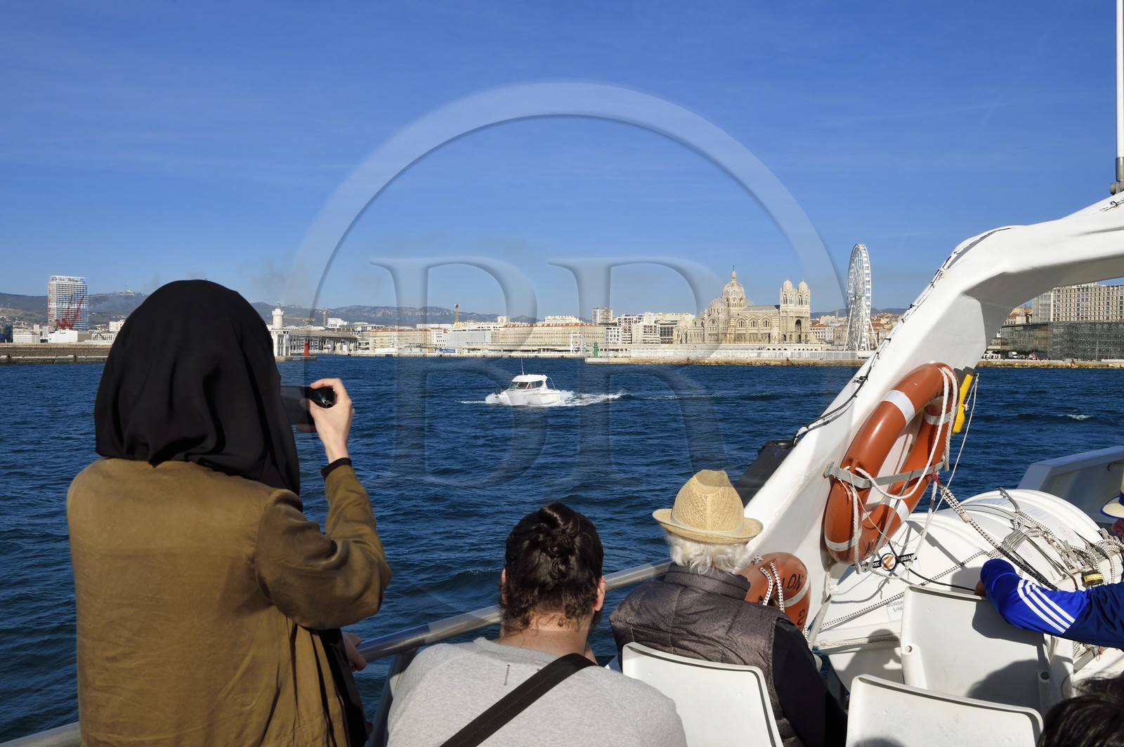 France, Bouches-du-Rhône (13), Marseille, retour de la navette maritime de l'Archipel des Iles du Frioul, la Cathédrale La Major en arrière plan