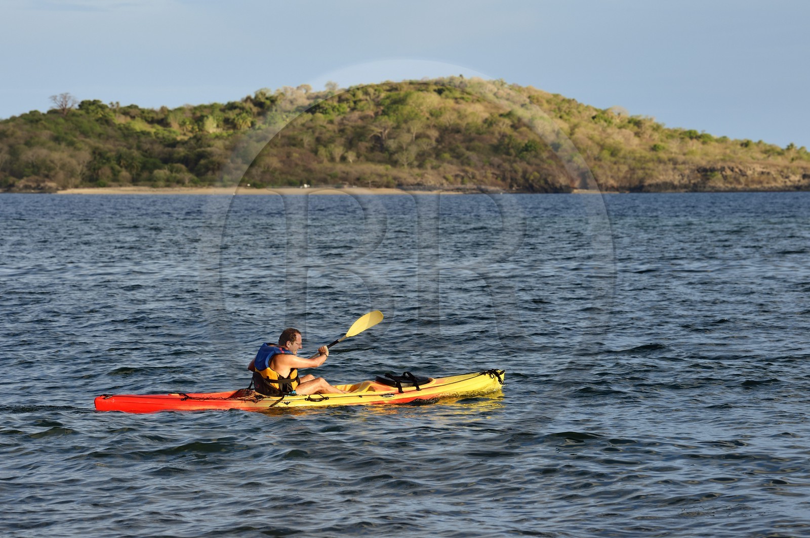 France, Ile de Mayotte, Grande-Terre, Nyambadao, kayak en bordure de la plage de Sakouli et ilot de Bandrélé en arrière plan