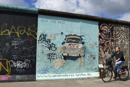 Allemagne, Berlin, Friedrichshain-Kreuzberg, East Side Gallery, le mur, oeuvre de Birgit Kinder datant des années 1990 et rénovée en 2009 représentant une voiture Trabant arrivant de Berlin Est intitulée Test the best