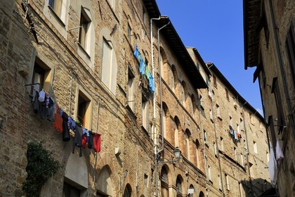 Italie, Toscane, Val di Cecina, Volterra, linge pendant aux fenetres des immeubles de la vieille ville dans la via Porta all'Arco
