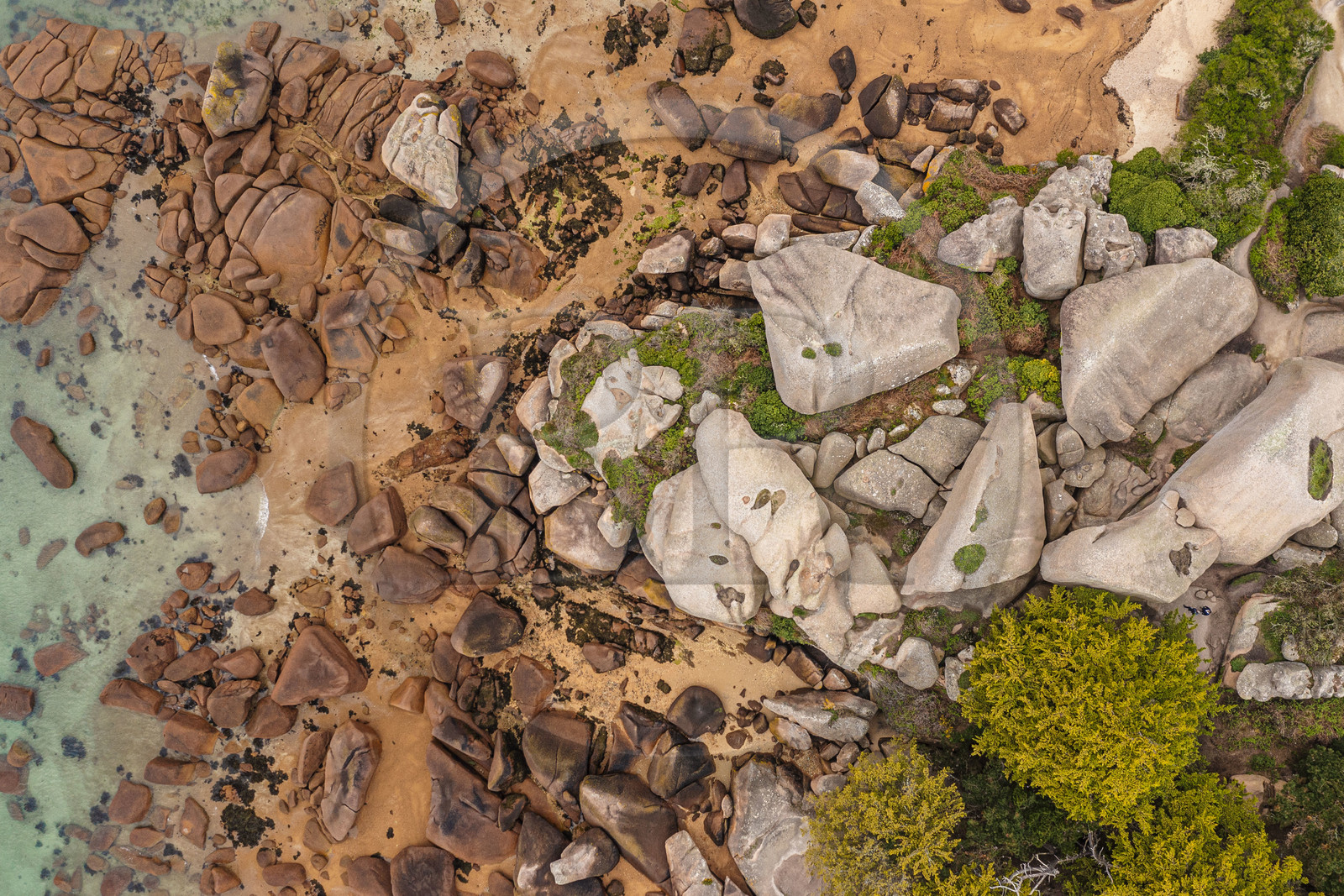 France, Côtes-d'Armor (22), Côte de Granit Rose, Trégastel, Ile Renote, randonneurs dans le chaos granitique (vue aérienne)