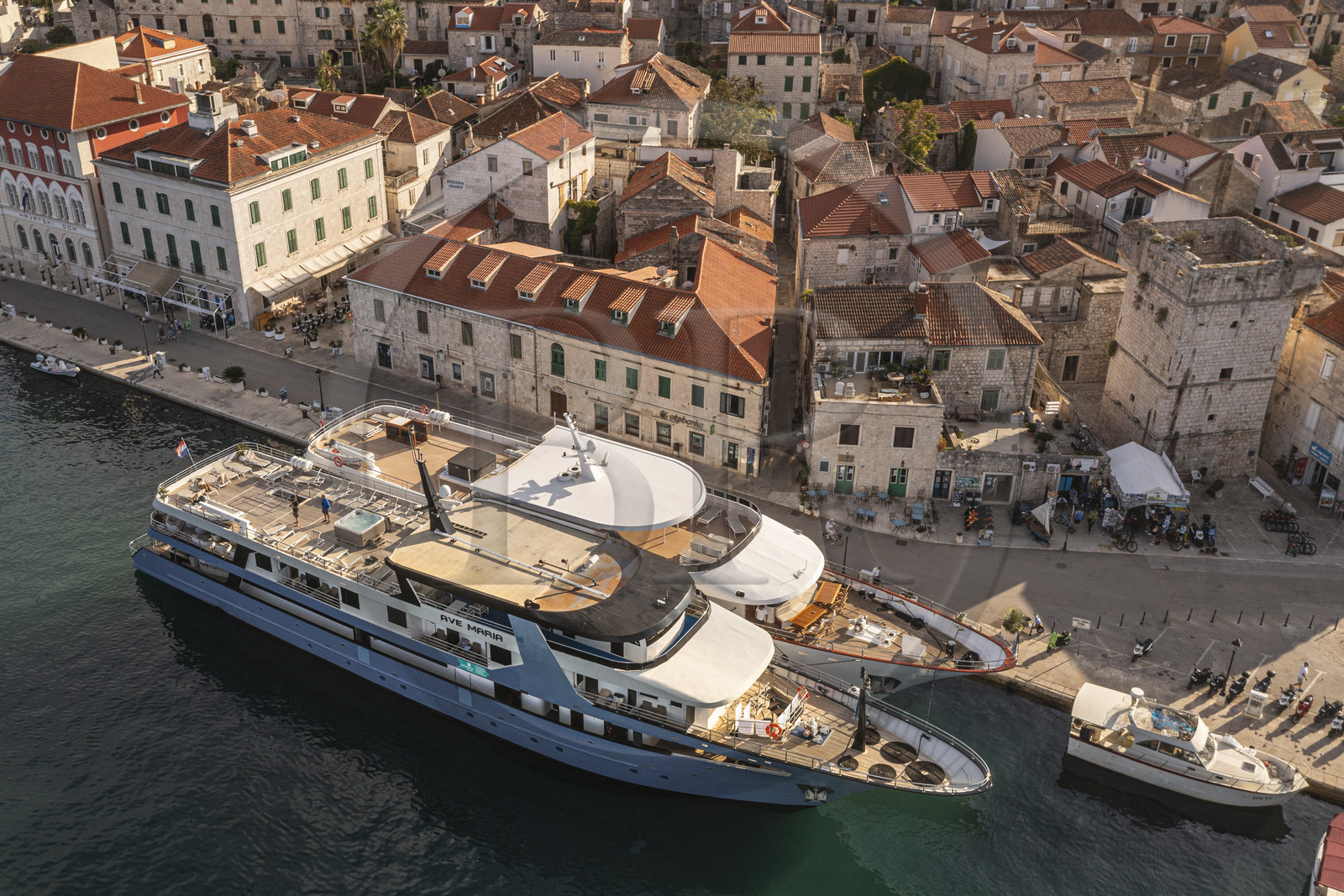 Croatie, Dalmatie, cote dalmate, Ile de Vis, port du village de Vis (vue aérienne)