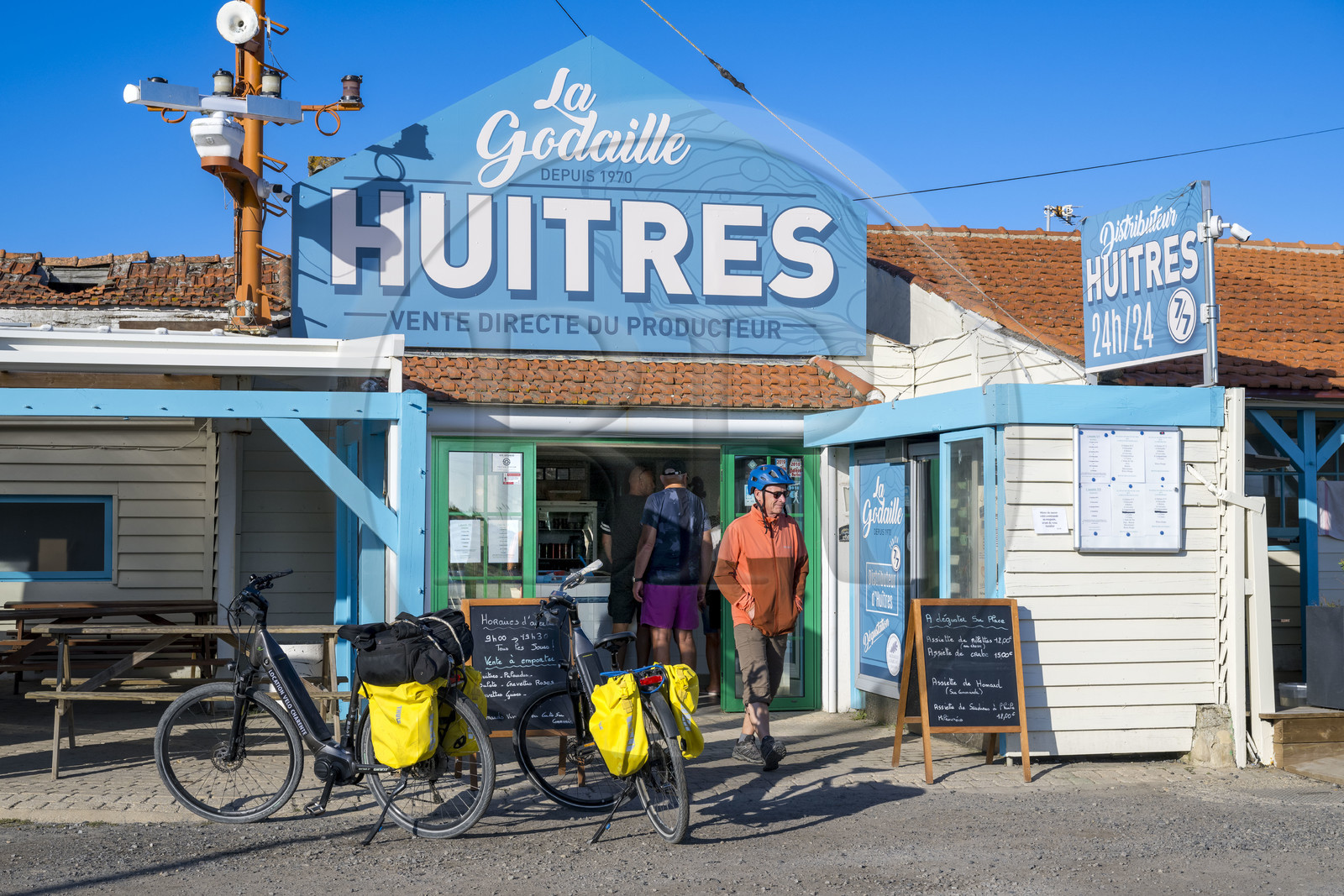 France, Vendée (85), Ile de Noirmoutier, La Guérinière, le port ostréicole du Bonhomme, ostréiculteur la Godaille, distributeur automatique d'huîtres 24h 24