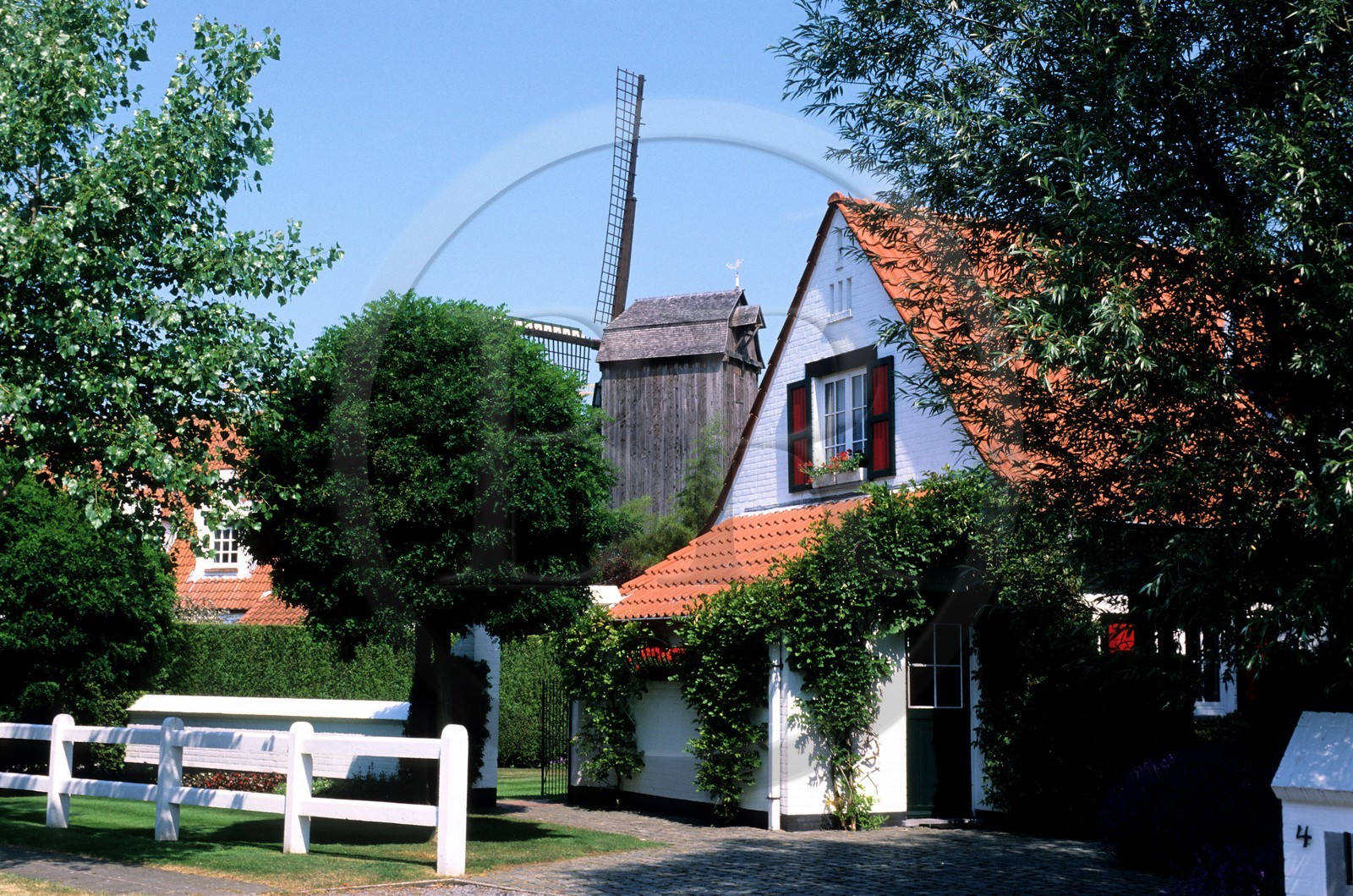 Belgique, Flandre-Occidentale, Knokke-le-Zoute, belle maison derrière le moulin T Molentje