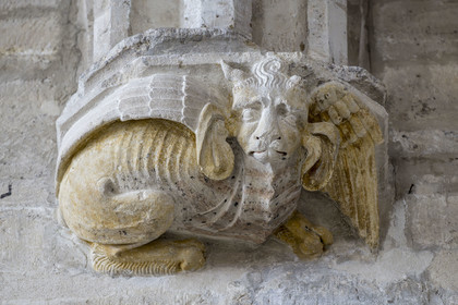 France, Vaucluse (84), Avignon, Palais des Papes classé Patrimoine mondial de l'UNESCO, salle de la Grande Audience aussi tribunal de la Rota, cul-de-lampe polychrome du XIVème siècle représentant un animal fantastique