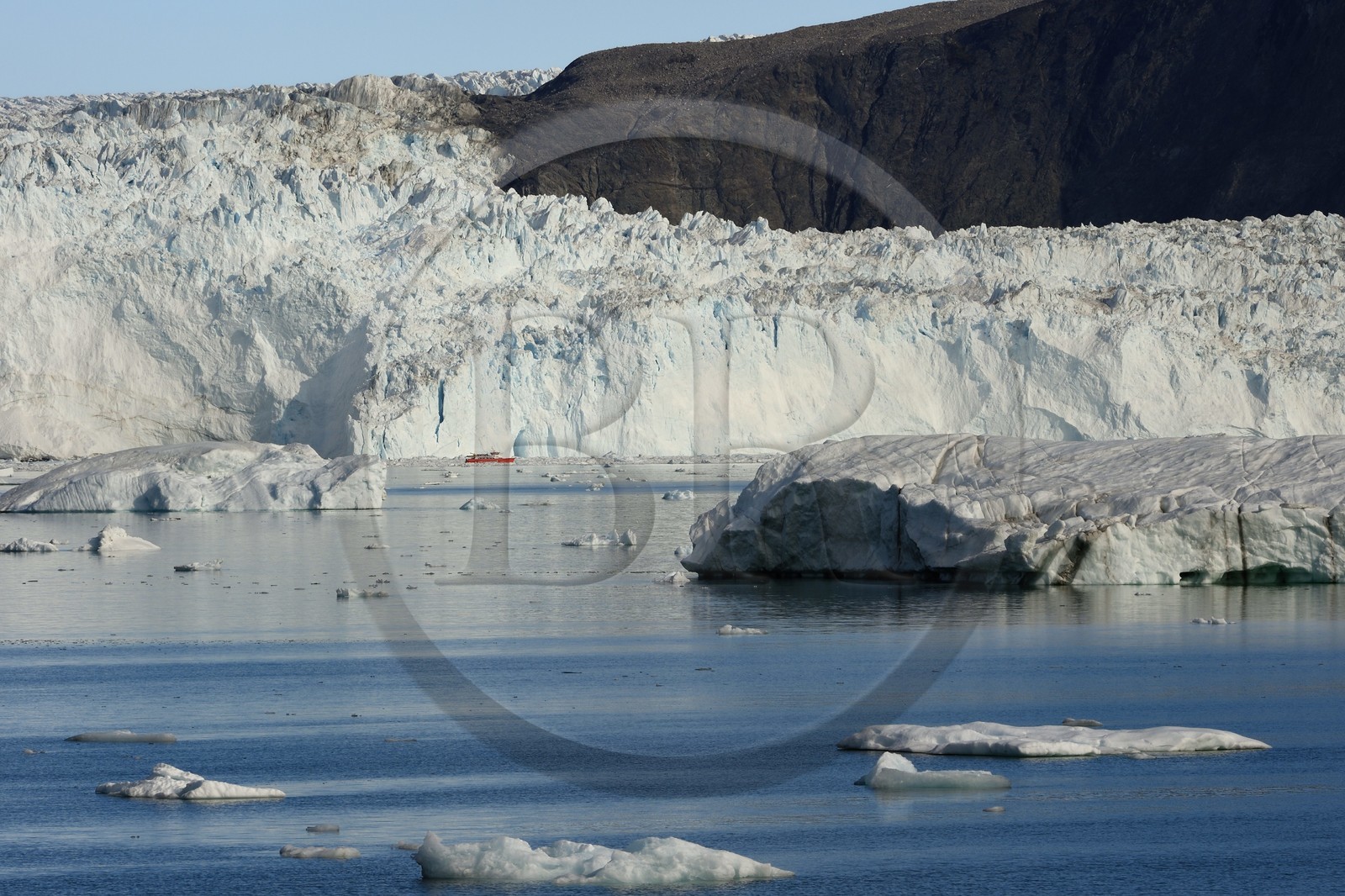 Groenland, cote ouest, baie de Disko, baie de Quervain, bateau progessant à bonne distance devant le glacier Eqip Sermia (glacier Eqi) s'étale sur 4 km et s'élève jusqu'à 50 mètres de hauteur