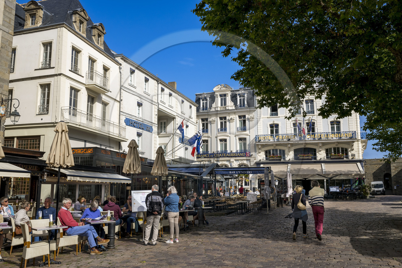 France, Ille-et-Vilaine (35), Côte d'Emeraude, Saint-Malo intra-muros, terrasses de restaurants de la place Chateaubriand