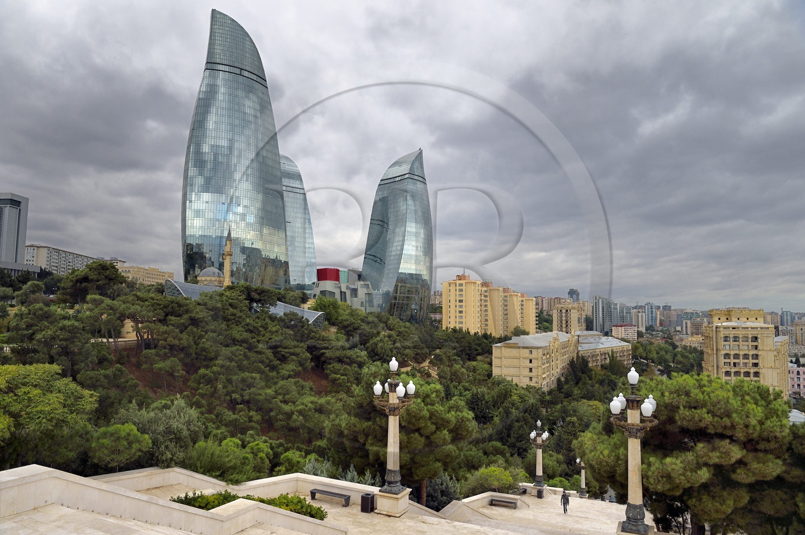 Azerbaïdjan, Bakou, Flame Towers des architectes Hellmuth, Obata & Kassabaum et la mosquée Shehidler à ses pieds, escalier qui mêne au Mémorial des Martyrs au premier plan