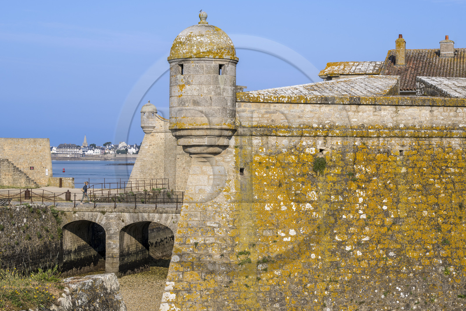 France, Morbihan (56), Port-Louis, la citadelle de Port-Louis remaniée par Vauban à l'entrée de la rade de Lorient, musée de la Compagnie des Indes, échauguettes autour de la première porte d'entrée, Larmor-Plage en arrière plan