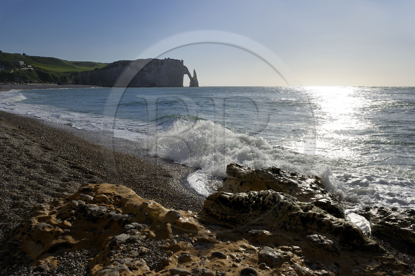France, Seine-Maritime (76), Pays de Caux, Côte d'Albâtre, Etretat, la falaise d'Aval et l'Aiguille Creuse depuis la plage de la ville