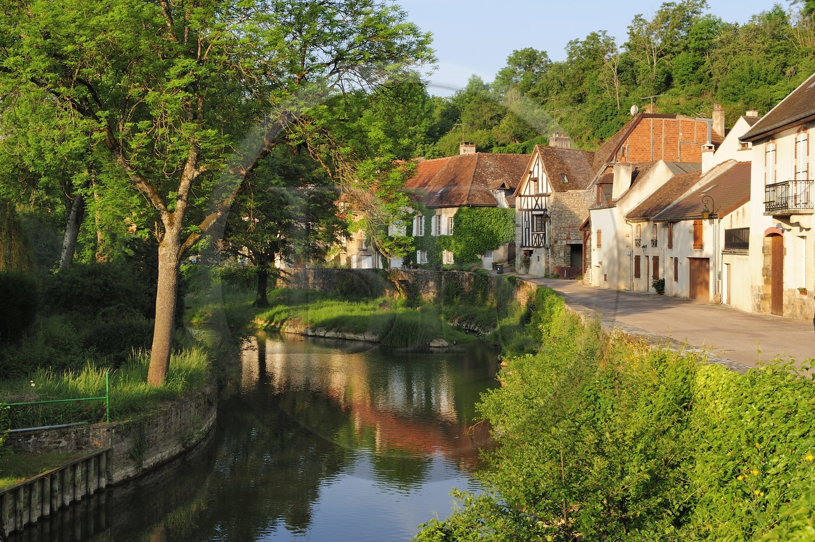 France, Côte d'Or (21), Semur-en-Auxois, les bords de la rivière l'Armançon