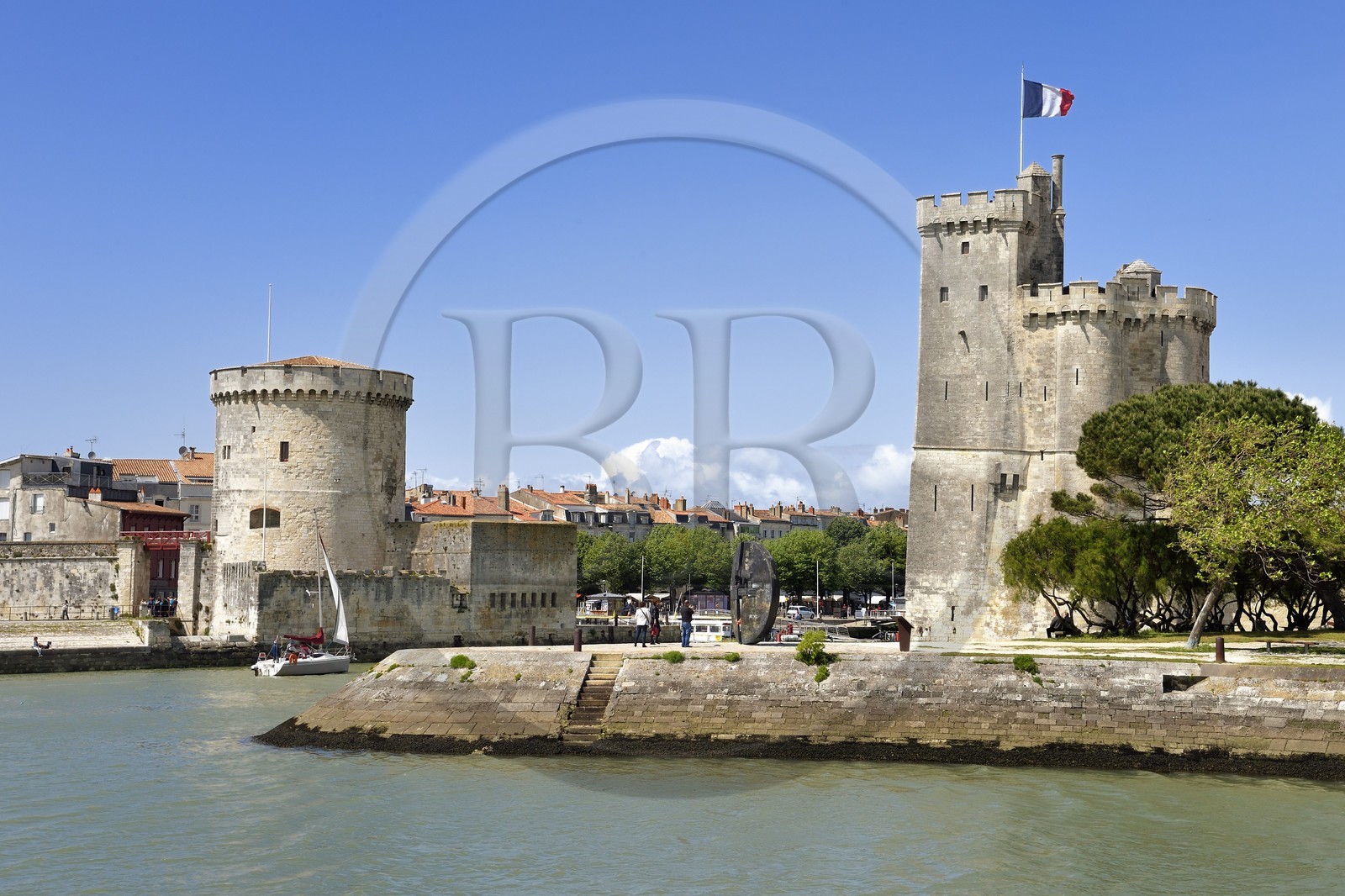France, Charente-Maritime (17), La Rochelle, la Tour de la Chaine  à gauche et la Tour Saint-Nicolas à droite protègent l'entrée du Vieux Port