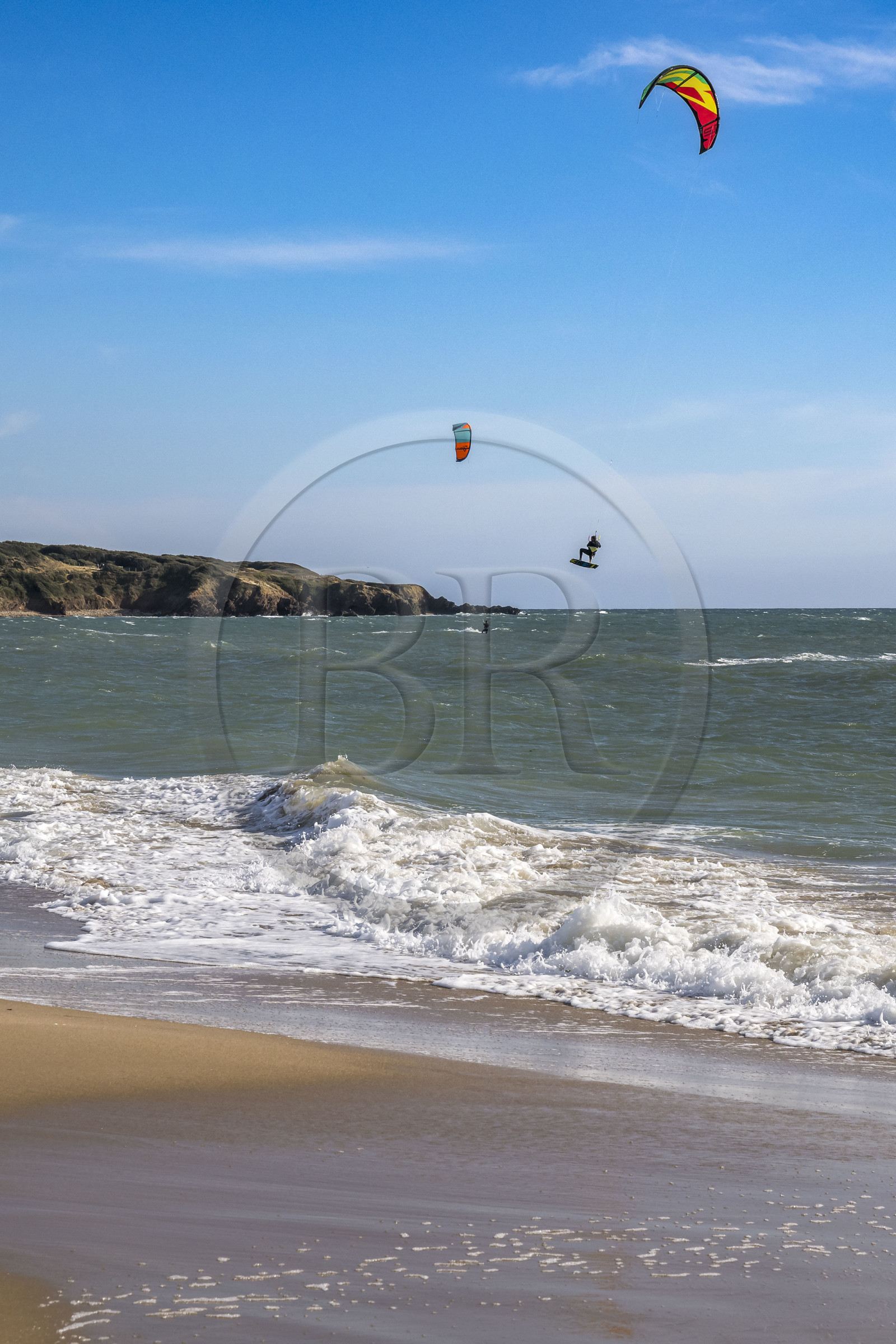 France, Vendée (85), Talmont-Saint-Hilaire, la Pointe du Payré, kitesurf à la plage du Veillon