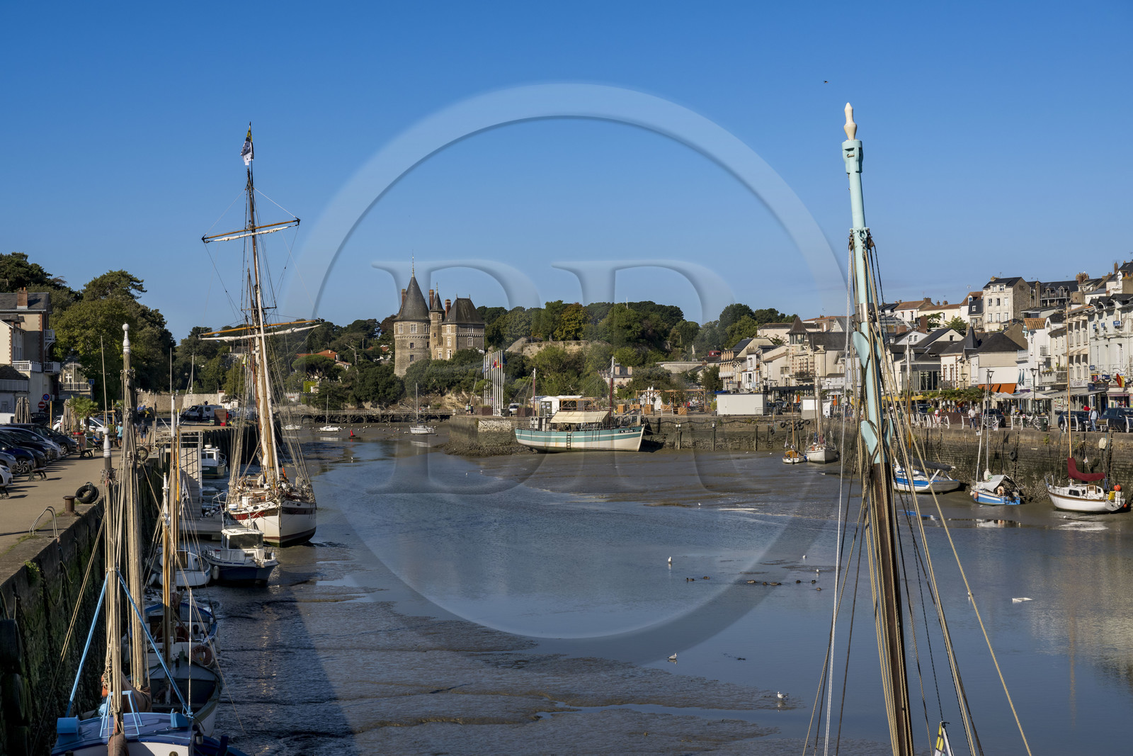 France, Loire-Atlantique (44), Pornic, le port à marée basse et le château en arrière plan