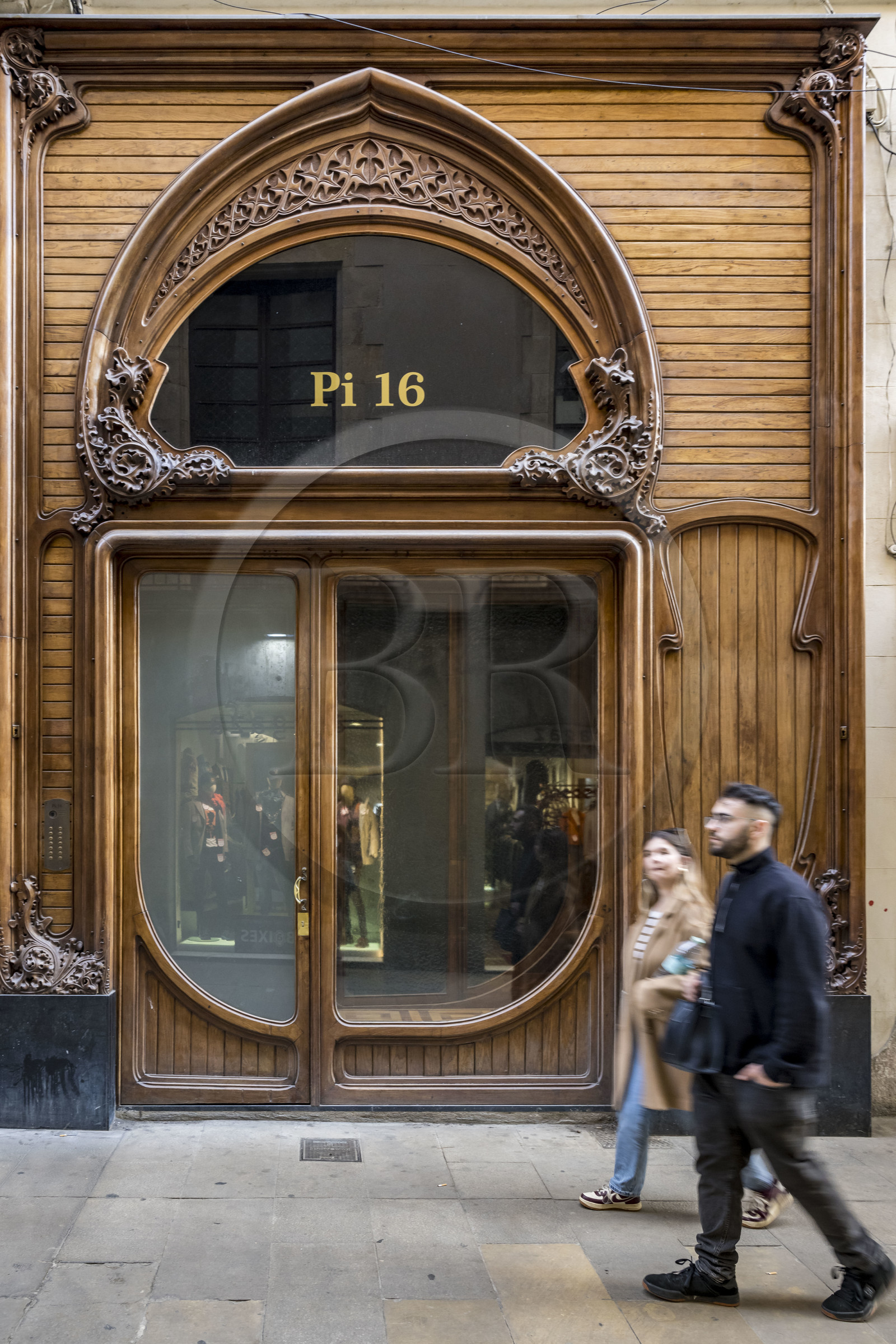 Espagne, Catalogne, Barcelone, quartier du Barrio Gotico, ancienne confiserie rue du Pi, la façade en bois d'acajou de Cuba de style moderniste catalan de ce magasin a été conçue en 1904 par Eusebi Calonge, un ébéniste qui avait travaillé avec Gaudi