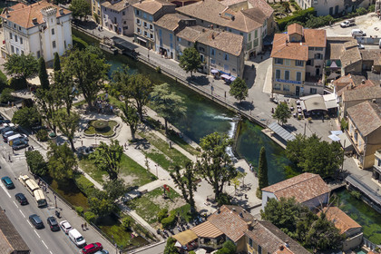 France, Vaucluse (84), L'Isle-sur-la-Sorgue, la vieille ville le long du quai Jean Jaures sur la Sorgue (vue aérienne)