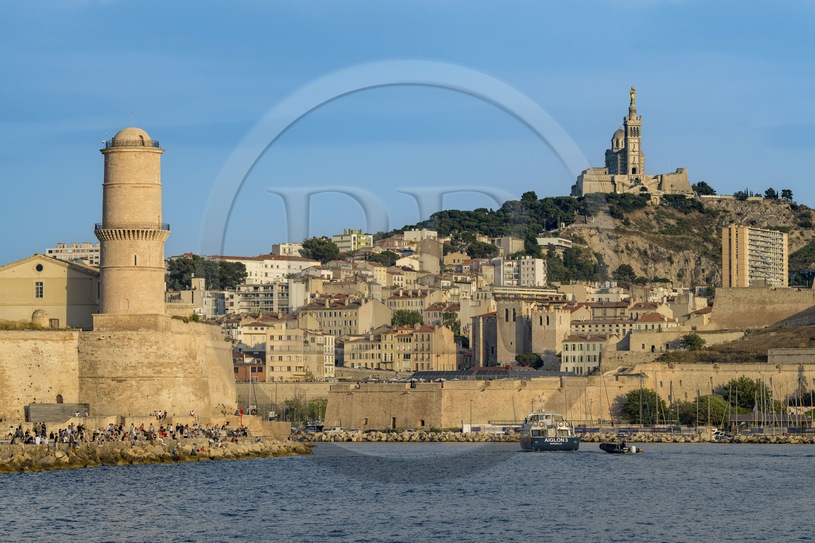 France, Bouches-du-Rhône (13), Marseille, le Fort Saint-Jean à gauche, l’abbaye Saint-Victor au centre et la Citadelle de Marseille (Fort Saint-Nicolas) à droite, la basilique Notre Dame de la Garde en arrière plan