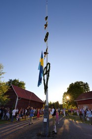 Suède, comté de Dalécarlie, région de Leksand, célébrations du solstice d'été dans le petit hameau de Hjulbäck, levée du mât de l'arbre de mai