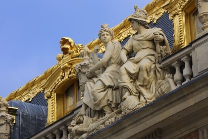 France, Yvelines (78), château de Versailles, classé Patrimoine Mondial de l'UNESCO, statues en bordure d'un toit d'un batiment de la Cour de Marbre rénovée en 2008