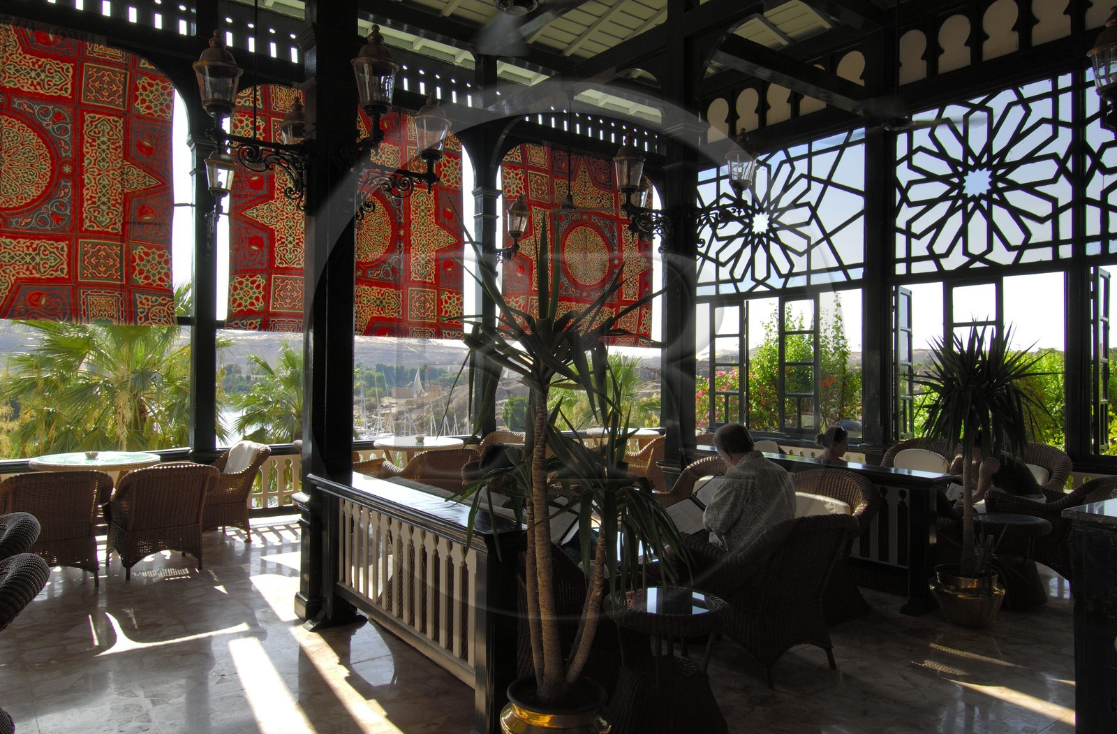 Egypte, Haute Egypte, Nubie, vallée du Nil, Assouan, la terrasse de l'hotel Old Cataract qui surplombe le Nil