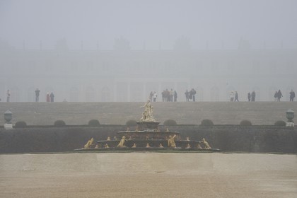 France, Yvelines (78), parc du château de Versailles, classé Patrimoine Mondial de l'UNESCO, le Bassin de Latone dans la brume hivernale