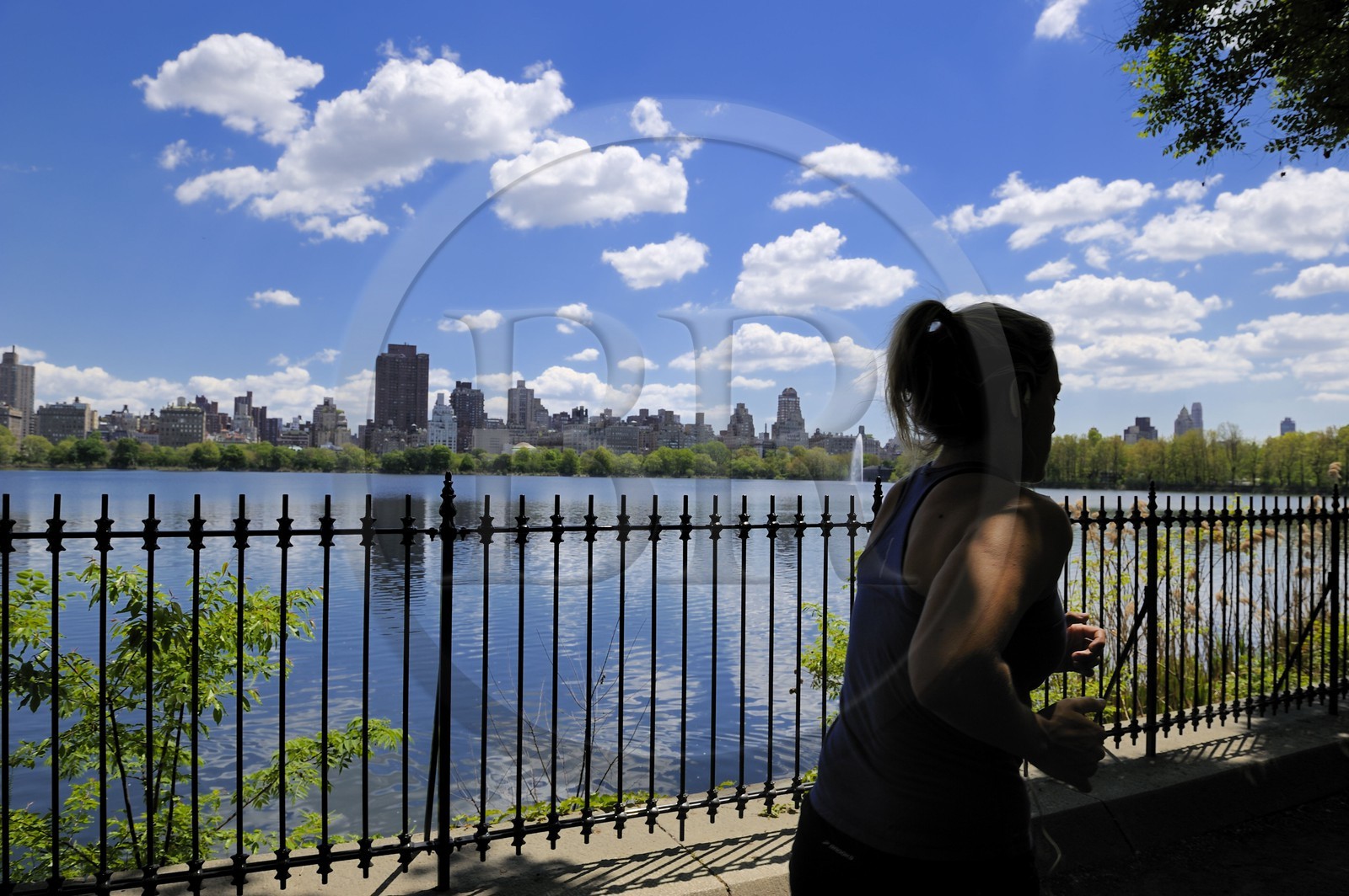 Etats-Unis, New York, Manhattan, Central Park, footing autour du Réservoir entouré de buildings