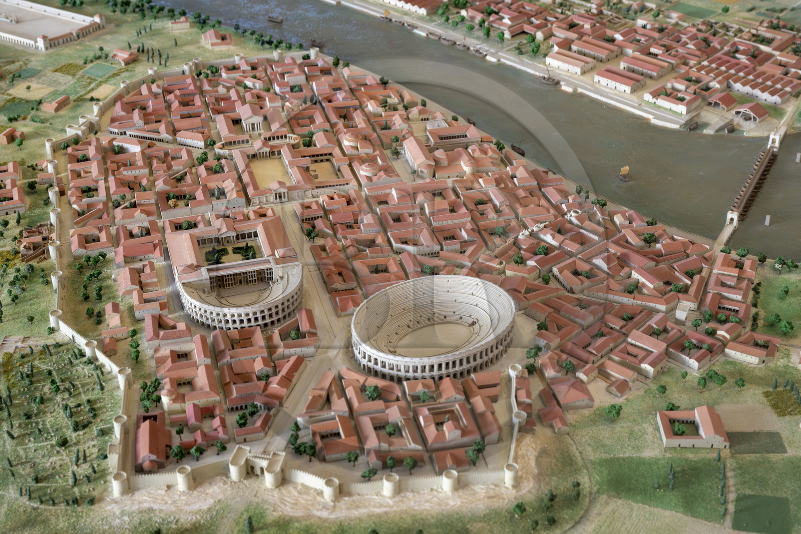 France, Bouches-du-Rhône (13), Arles, musée départemental Arles antique, maquette représentant vue d'ensemble de la ville à la fin de l’antiquité et notamment une restitution du Pont de Bateau